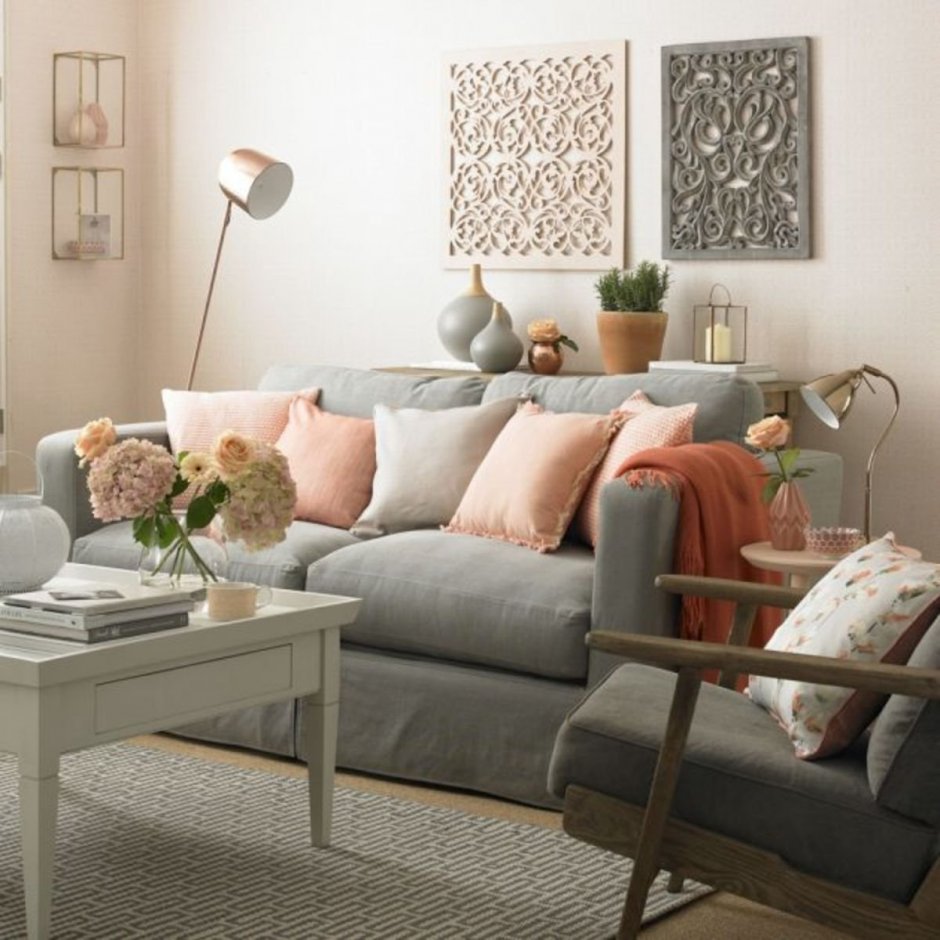 Персиковый диван в интерьере гостиной