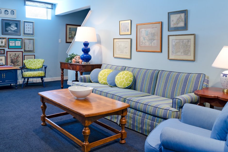 Синий диван в интерьере гостиной классика