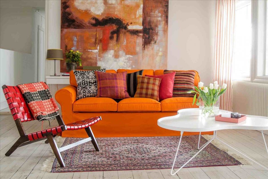 Оранжевая мягкая мебель в интерьере