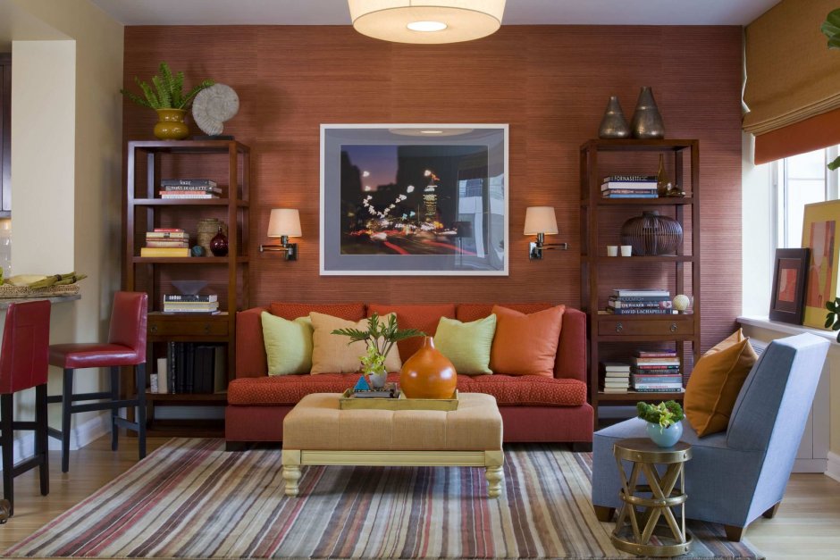 Гостиная в американском стиле с оранжевым диваном