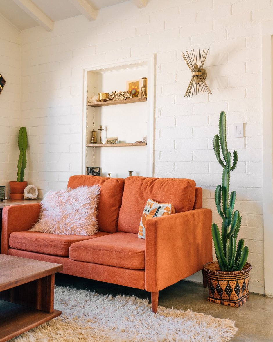 Оранжевый диван в интерьере гостиной