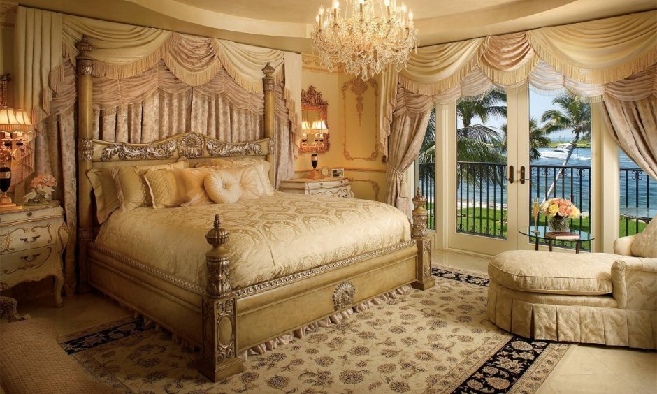 Спальня в королевском стиле с балконом