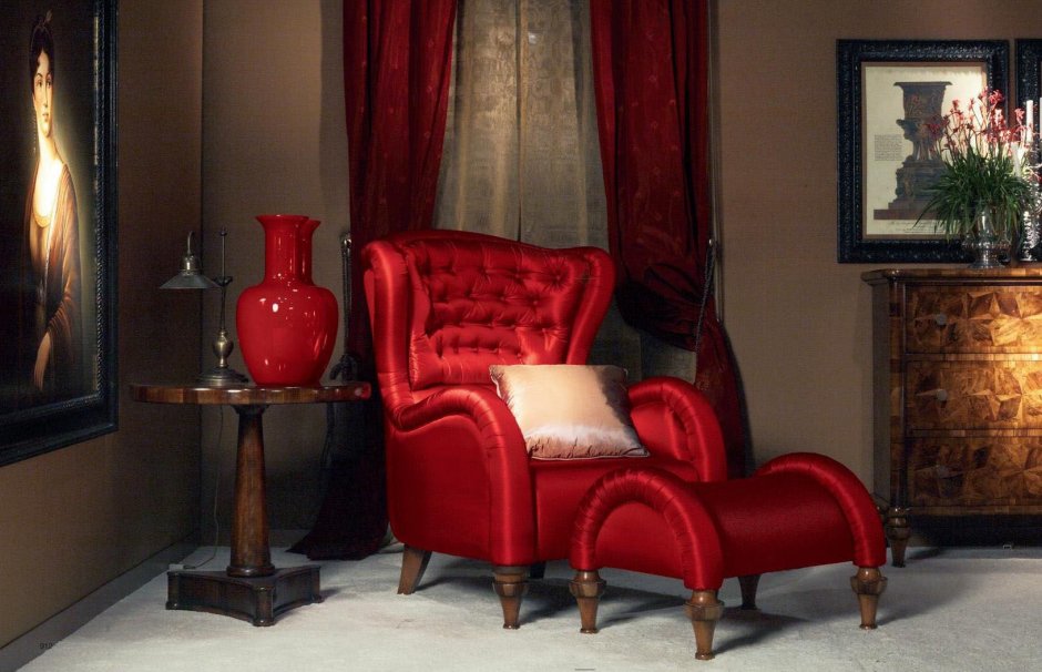 Красное кресло в интерьере гостиной