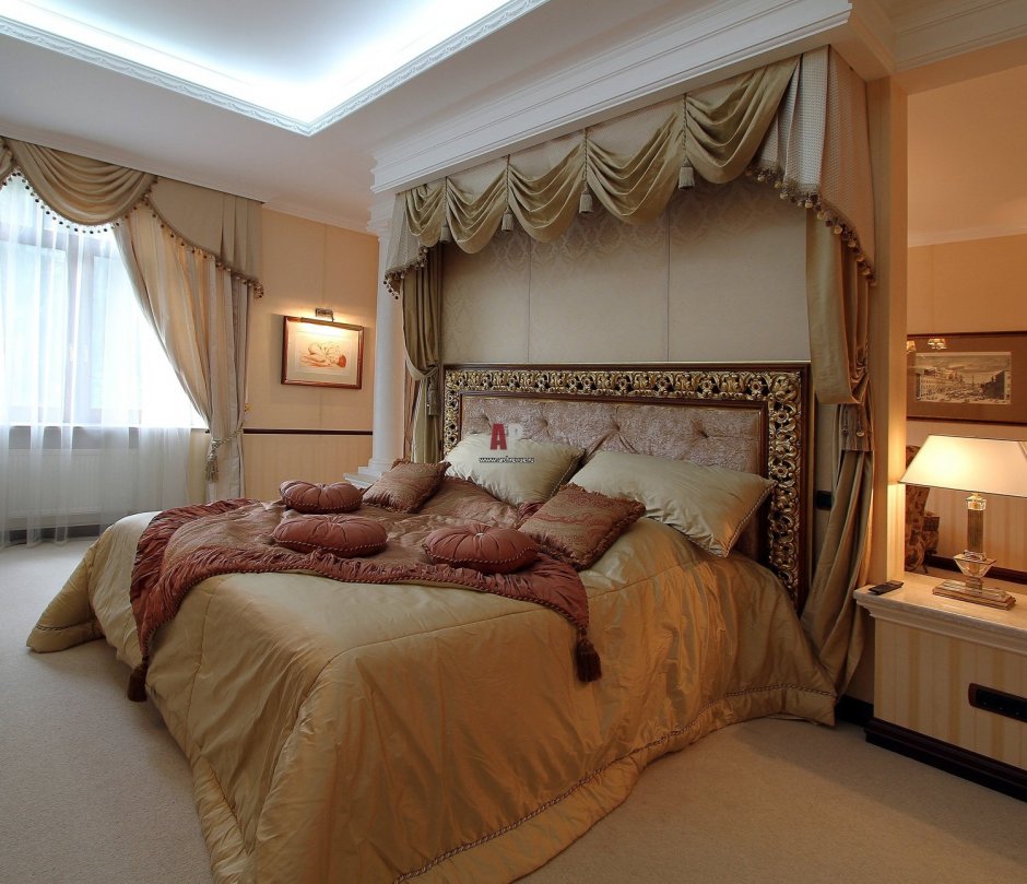 Спальня в доме в классическом стиле