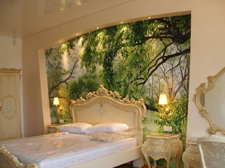 Спальня с фреской и красивым шкафом купаем