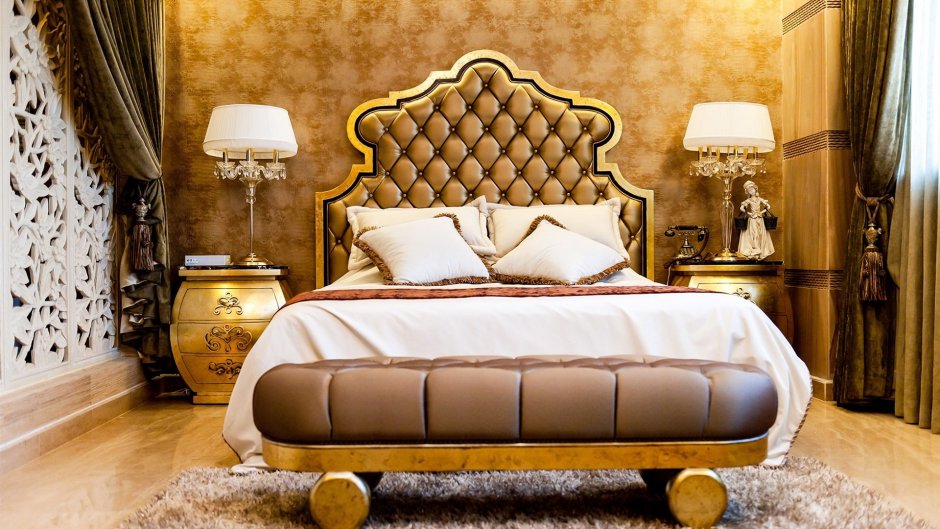 Золотая кровать в интерьере