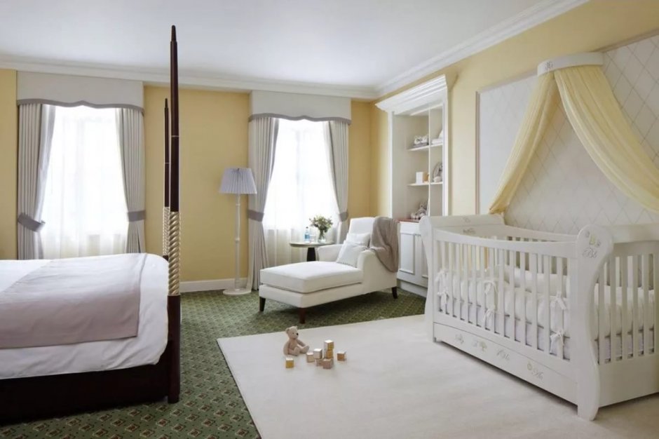 Кроватка для новорожденного в спальне родителей