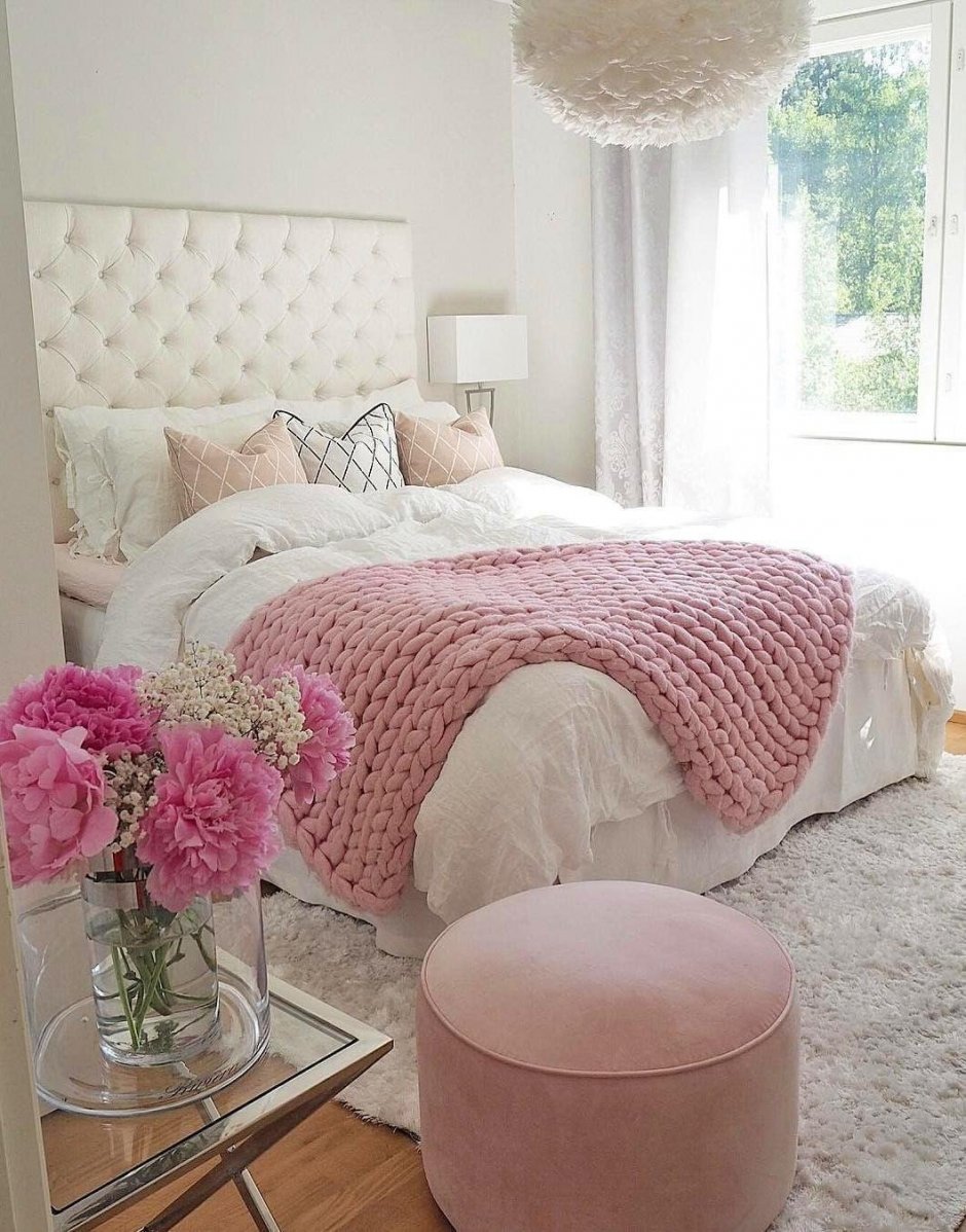 Бело розовая спальня