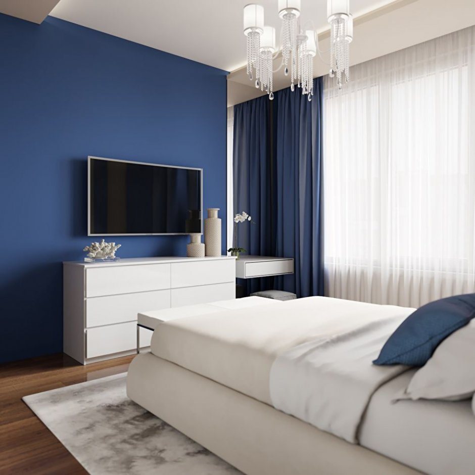 Белая спальня с синими шторами
