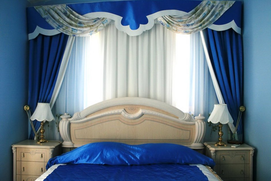 Голубые шторы в спальне