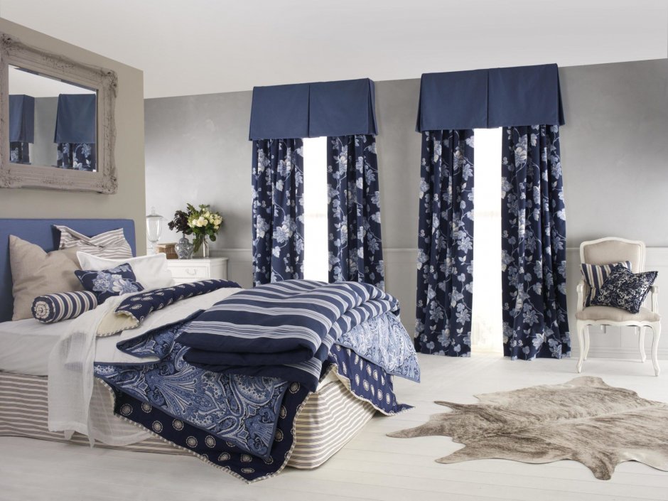 Темно синие шторы в интерьере спальни