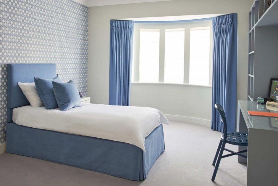 Голубые шторы в интерьере спальни