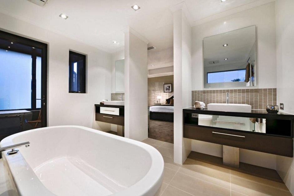 Огромная ванная комната в современном стиле