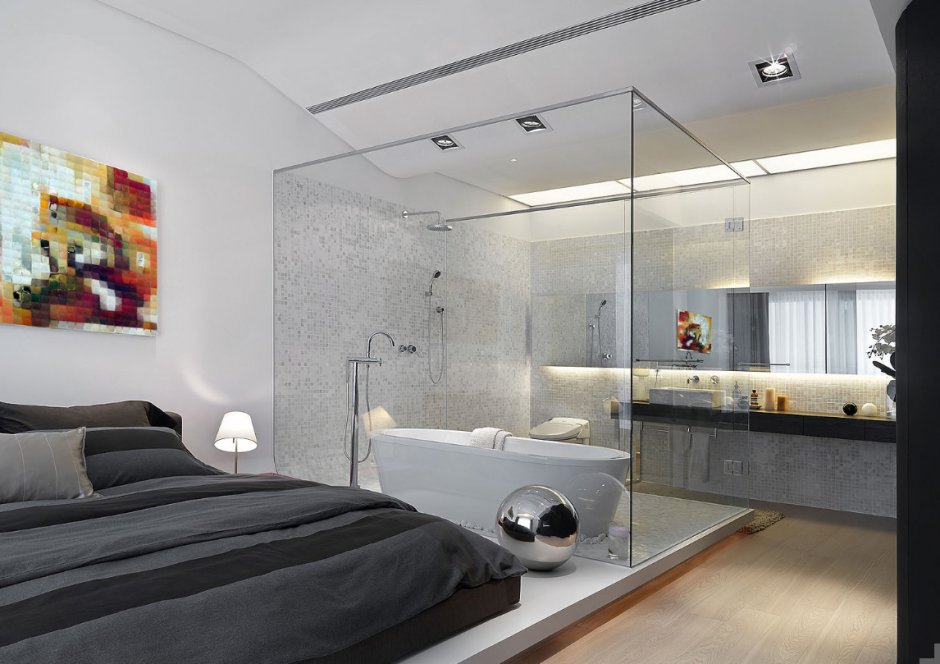 Спальня со стеклянной ванной
