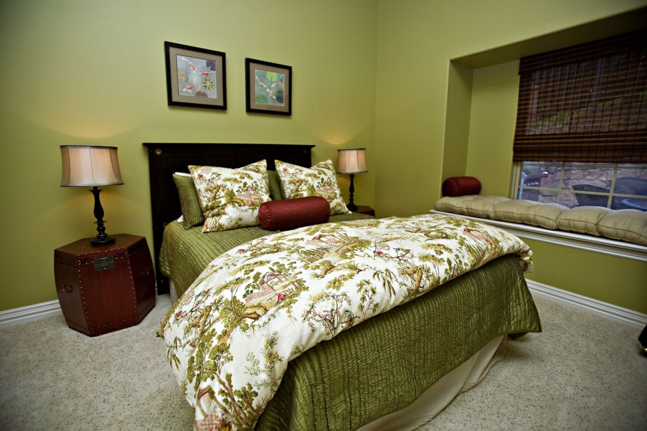 Спальня с зеленым ковром