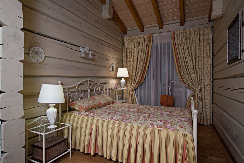 Спальня в стиле Кантри в бревенчатом доме