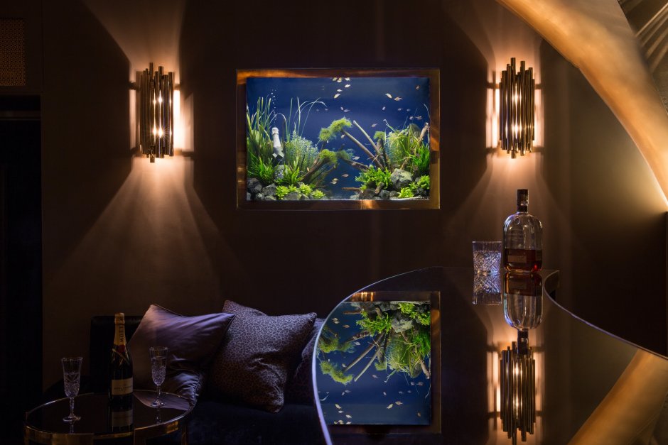 Интерьер комнаты с аквариумом