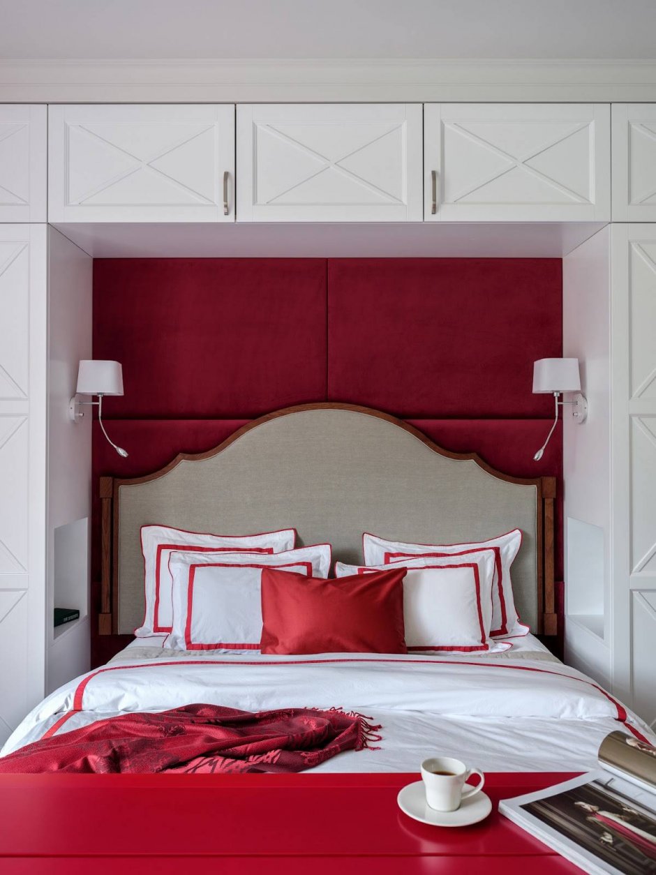 Красная кровать в интерьере спальни