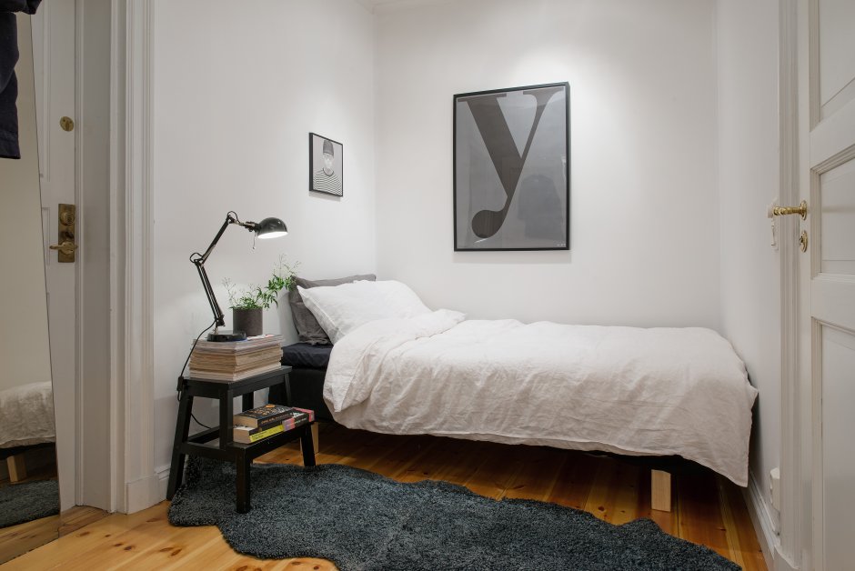 Спальня в скандинавском стиле с диваном вместо кровати