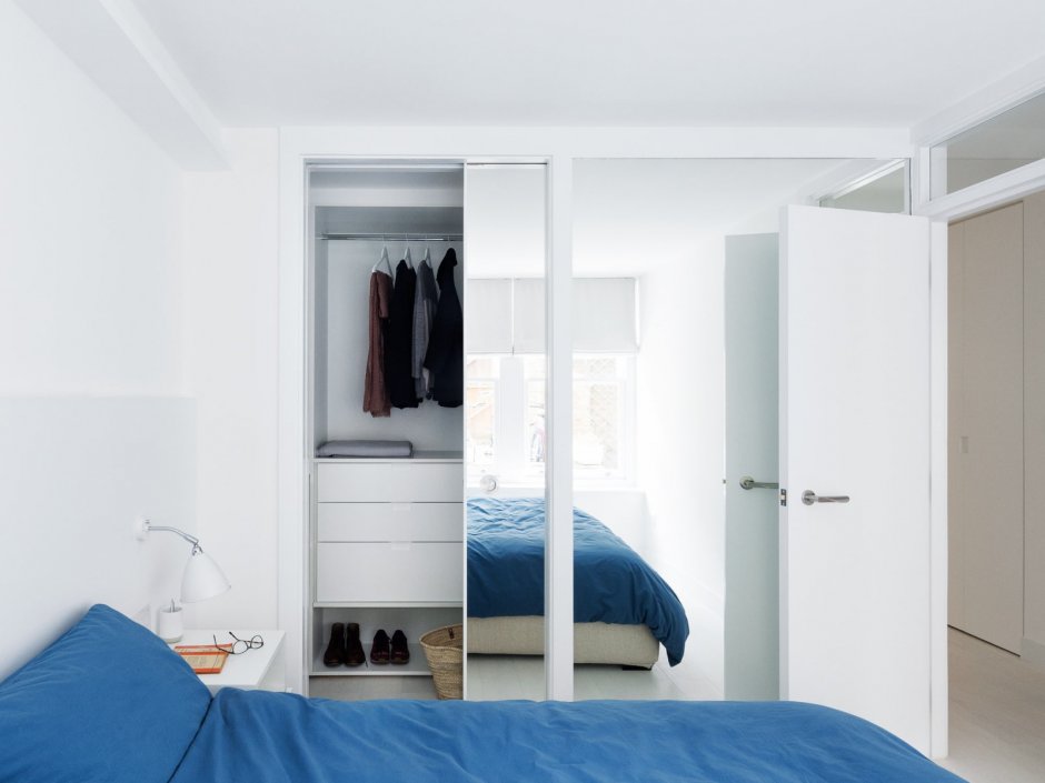 Встроенный шкаф в маленькой спальне