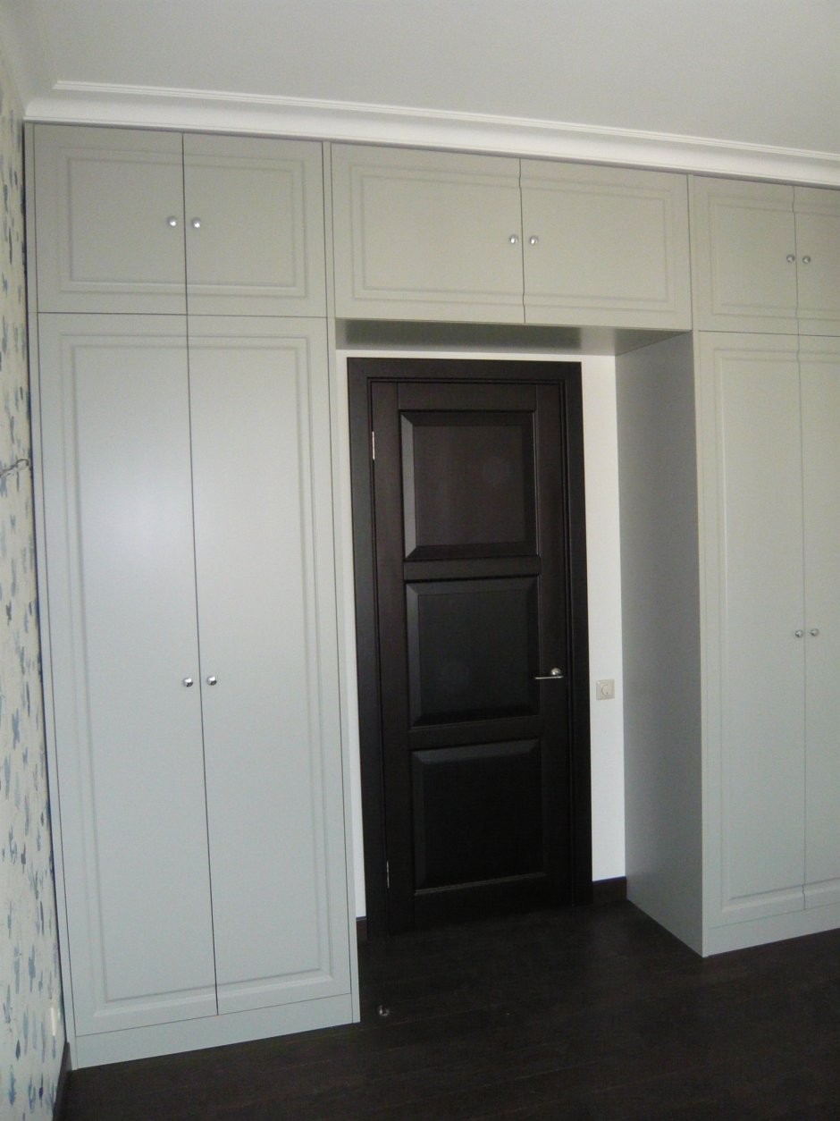 Шкафы над дверью в классическом стиле