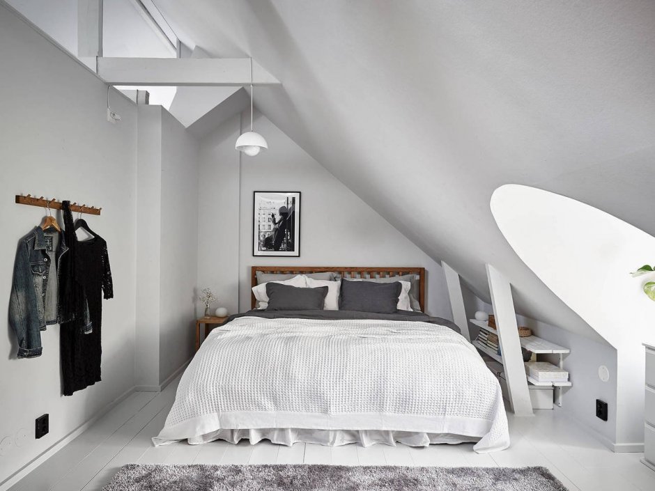 Мужская спальня в скандинавском стиле в мансарде