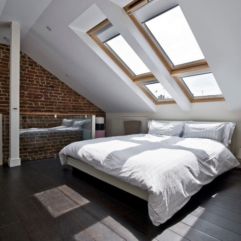 Интерьер спальни с косым потолком