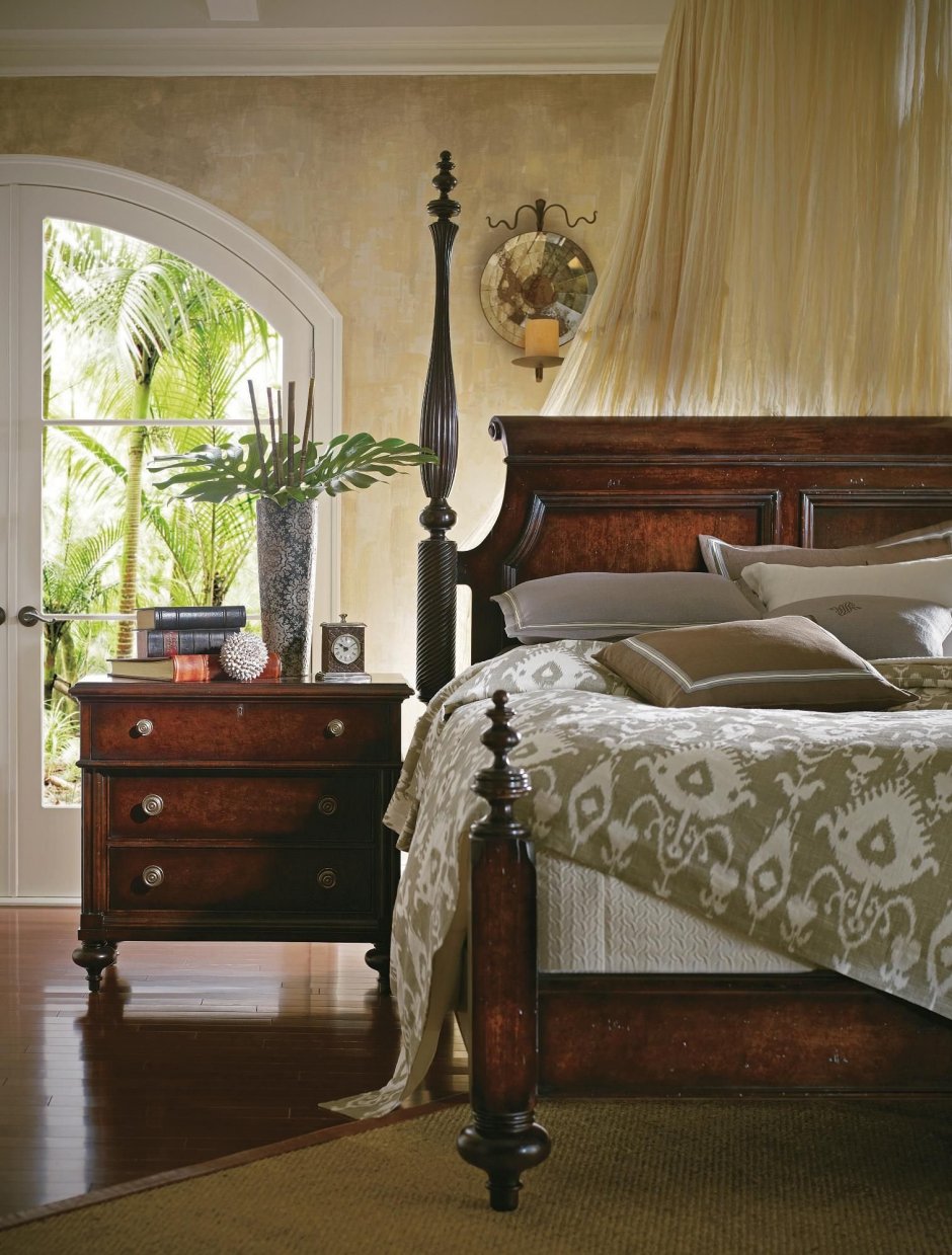 Кровать деревянная в колониальном стиле