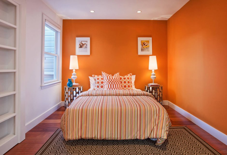 Интерьер спальни в оранжевых тонах