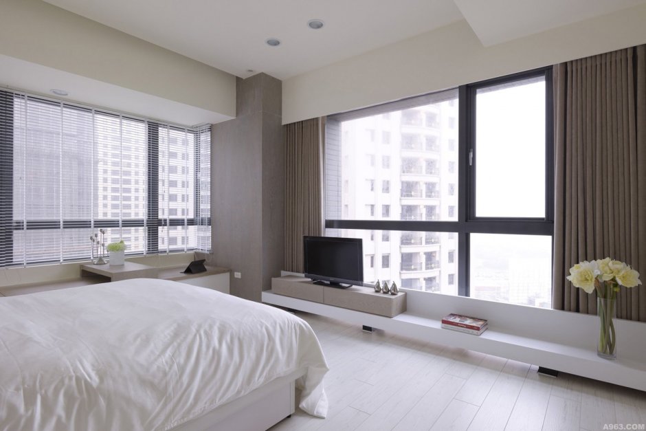 Современная спальня с панорамными окнами
