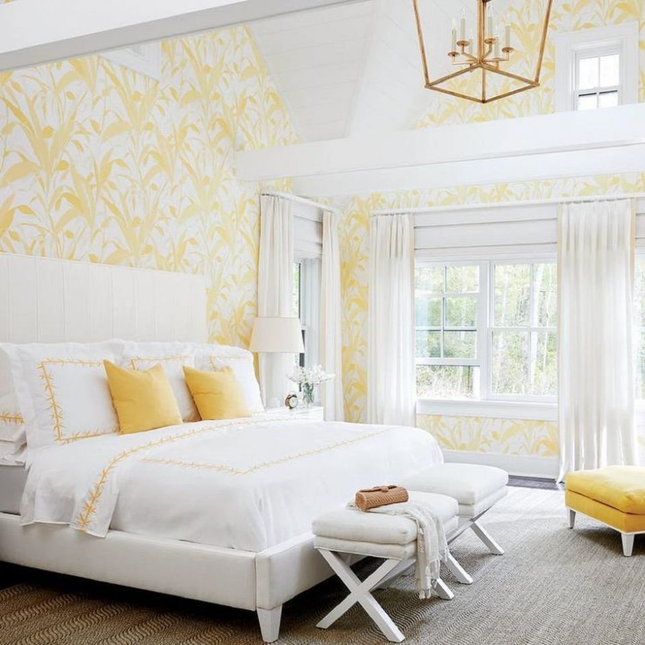 Спальня в желто белых тонах