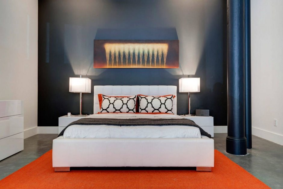 Кровать с оранжевым изголовьем