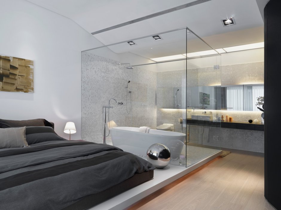 Спальня со стеклянной ванной
