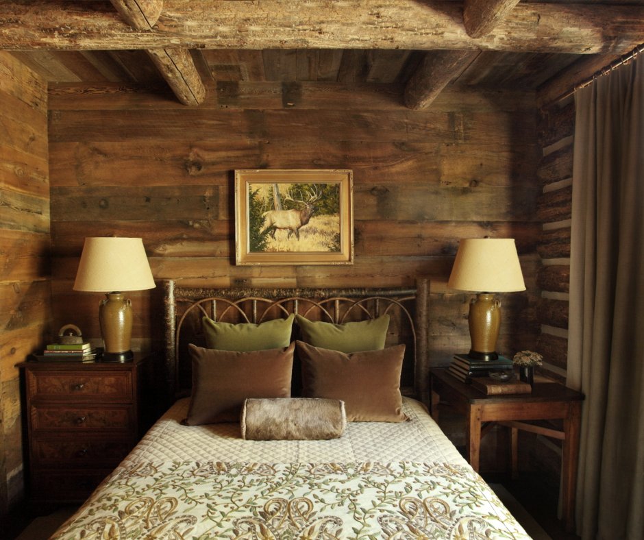 Маленькая деревянная спальня
