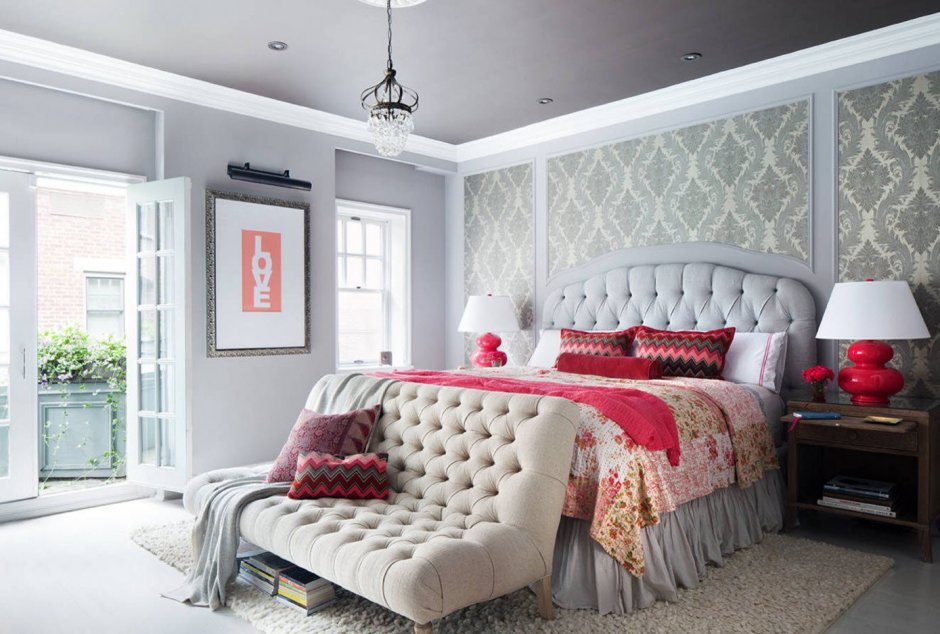 Спальня в серо розовых тонах с белой мебелью