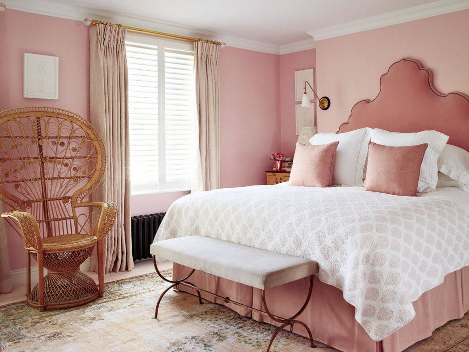 Розовая спальня с белой мебелью (35 фото)