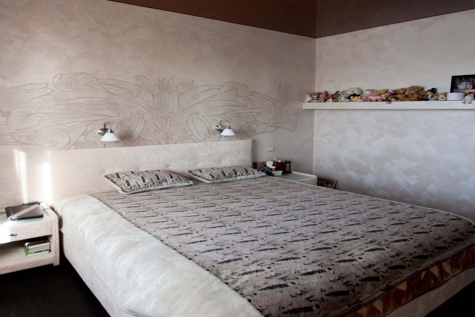Спальня с декоративной штукатуркой на стенах
