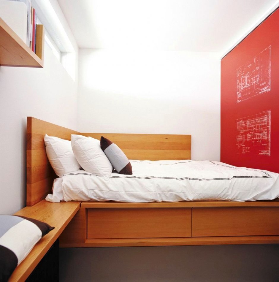 Двуспальная кровать у стены