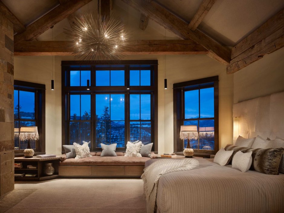 Уютная спальня с большими окнами