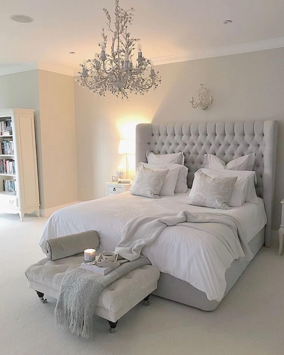 Серая спальня с белой мебелью