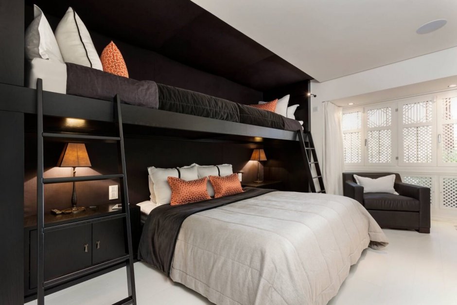 Интерьер комнаты с двуспальной кроватью
