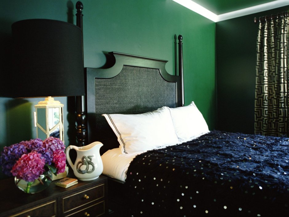 Темно зеленые стены в спальне