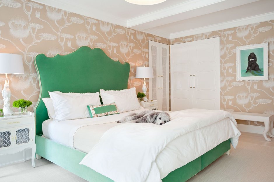 Кровать зеленого цвета в интерьере спальни