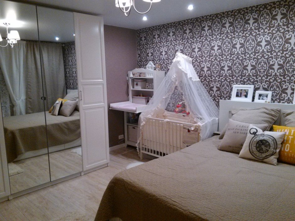 Комната родителей с детской кроваткой
