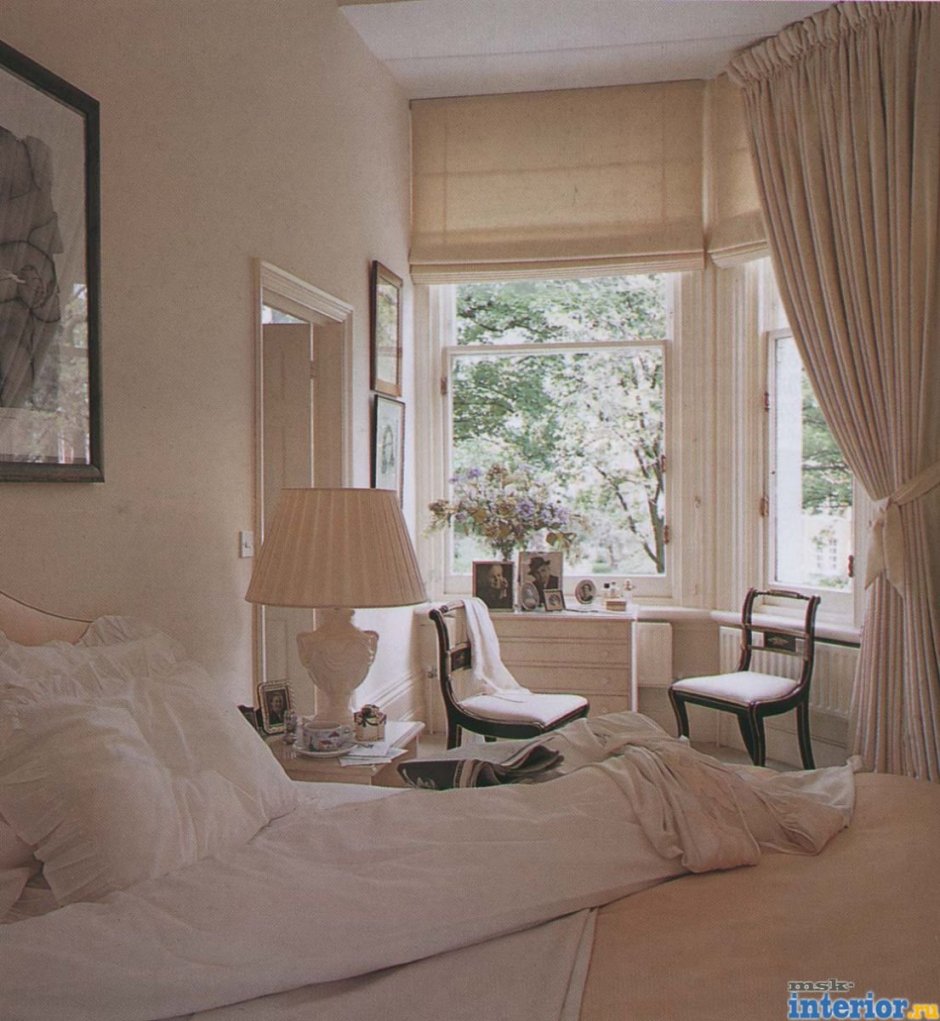 Интерьер окна в спальне