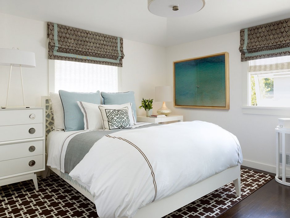 Римская штора в интерьере спальни