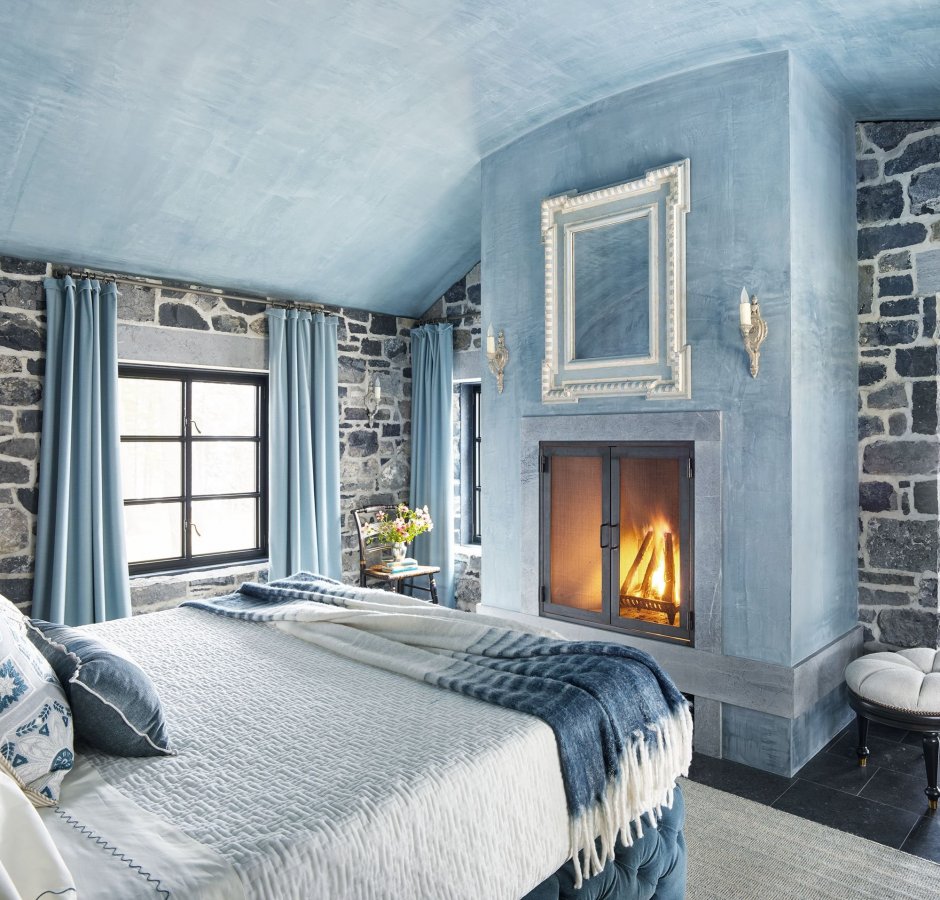 Спальня с камином в современном стиле
