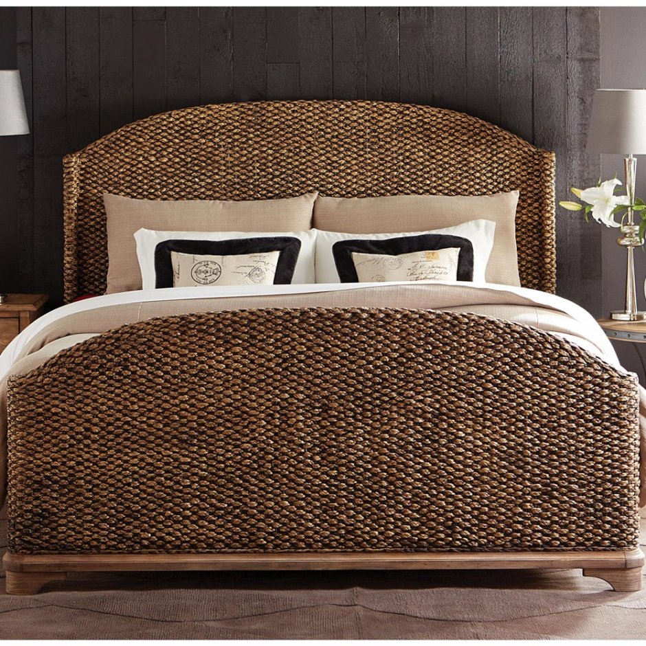 Кровать с плетеным изголовьем