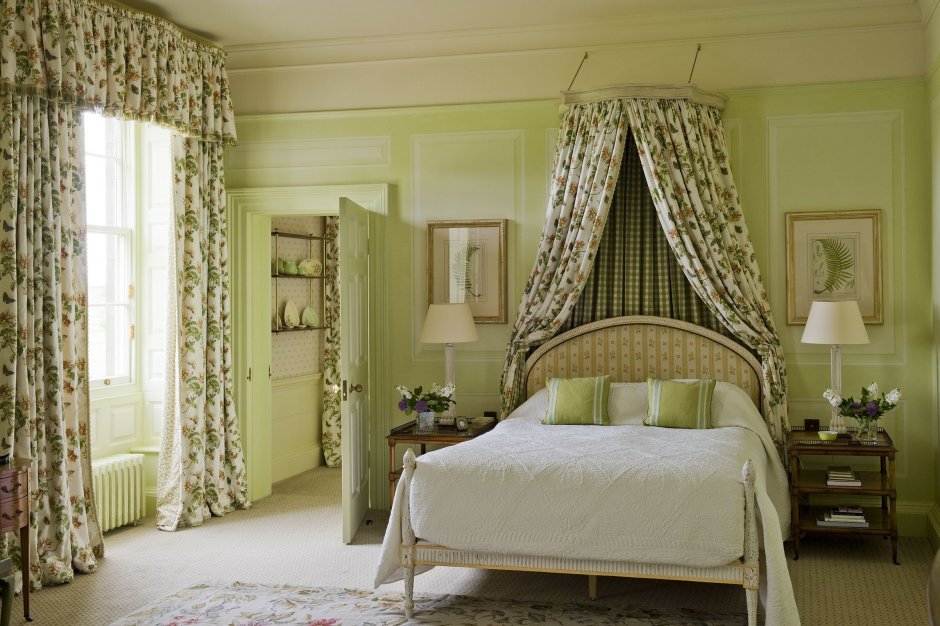 Спальня с зелеными шторами и покрывалом (34 фото)