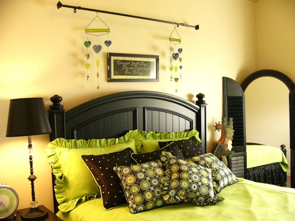 Желто-зеленый интерьер спальни